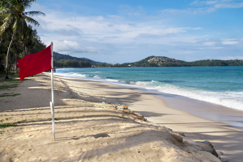 Saison des pluies en Thailande - plage de Phuket drapeau rouge